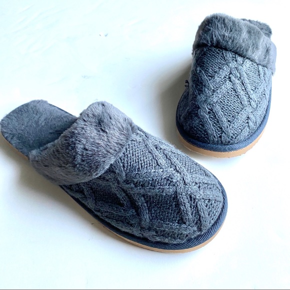 Women’s GRAY FUZZY SLIPPERS winter slides mules - Picture 3 of 8